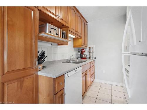 35-454 Carlton Street, St. Catharines, ON - Indoor Photo Showing Kitchen With Double Sink