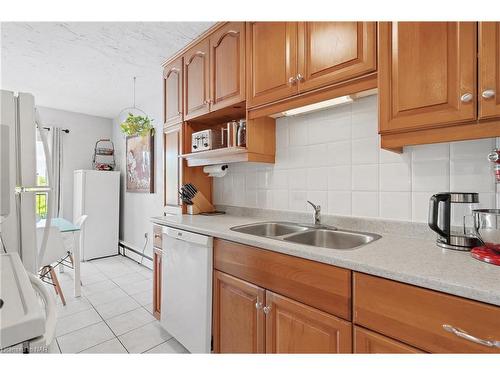 35-454 Carlton Street, St. Catharines, ON - Indoor Photo Showing Kitchen With Double Sink