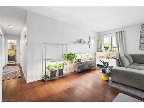 35-454 Carlton Street, St. Catharines, ON - Indoor Photo Showing Living Room