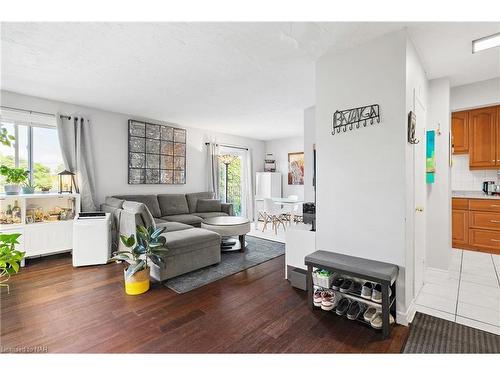 35-454 Carlton Street, St. Catharines, ON - Indoor Photo Showing Living Room