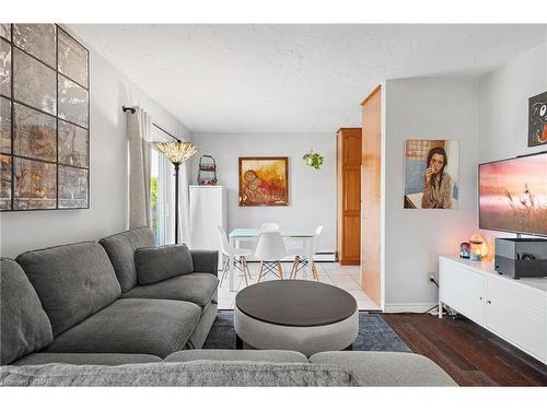 35-454 Carlton Street, St. Catharines, ON - Indoor Photo Showing Living Room