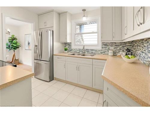 6471 Riall Street, Niagara Falls, ON - Indoor Photo Showing Kitchen With Double Sink