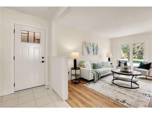 6471 Riall Street, Niagara Falls, ON - Indoor Photo Showing Living Room