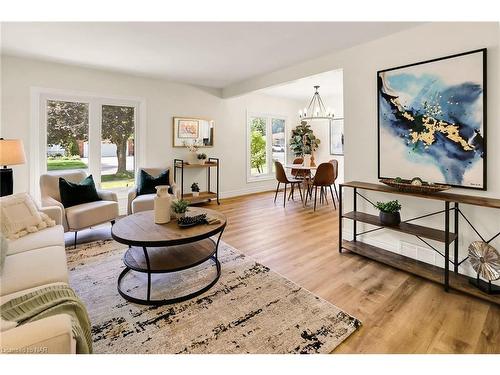 6471 Riall Street, Niagara Falls, ON - Indoor Photo Showing Living Room