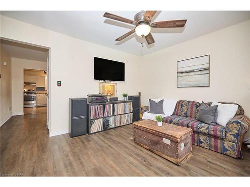 91 Bell Street, Port Colborne, ON - Indoor Photo Showing Living Room