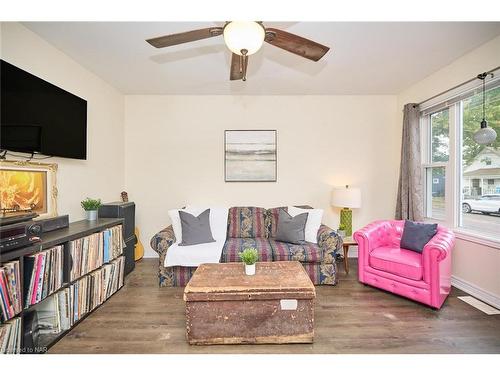 91 Bell Street, Port Colborne, ON - Indoor Photo Showing Living Room