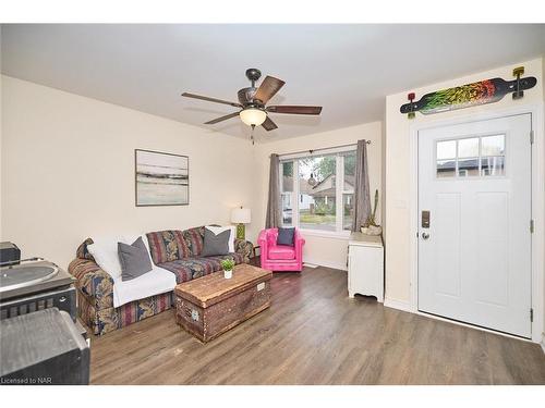 91 Bell Street, Port Colborne, ON - Indoor Photo Showing Living Room