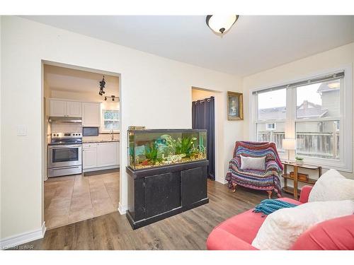 91 Bell Street, Port Colborne, ON - Indoor Photo Showing Living Room