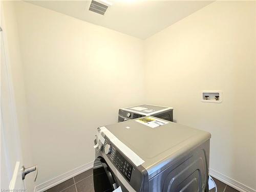 112 Brighton Lane, Thorold, ON - Indoor Photo Showing Laundry Room