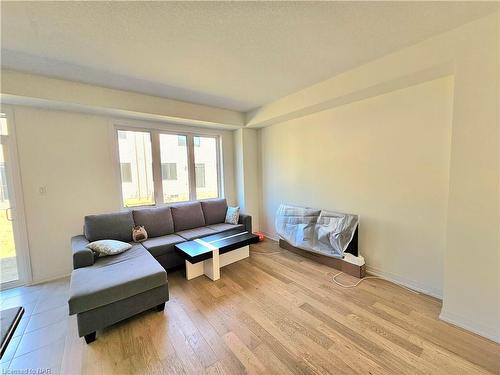 112 Brighton Lane, Thorold, ON - Indoor Photo Showing Living Room