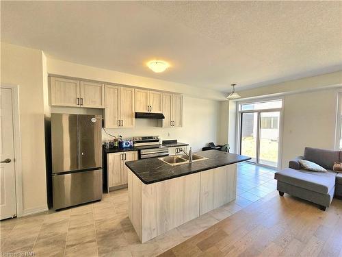 112 Brighton Lane, Thorold, ON - Indoor Photo Showing Kitchen With Double Sink