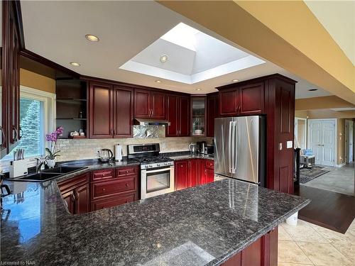 10638 Willoughby Drive, Niagara Falls, ON - Indoor Photo Showing Kitchen With Double Sink With Upgraded Kitchen