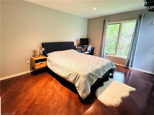 10638 Willoughby Drive, Niagara Falls, ON - Indoor Photo Showing Bedroom