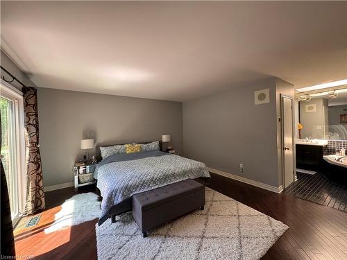 10638 Willoughby Drive, Niagara Falls, ON - Indoor Photo Showing Bedroom