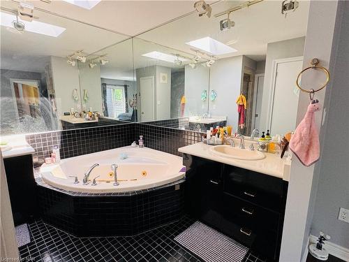 10638 Willoughby Drive, Niagara Falls, ON - Indoor Photo Showing Bathroom