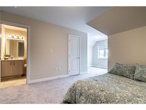 62-4311 Mann Street, Niagara Falls, ON - Indoor Photo Showing Bedroom