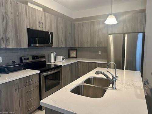 62-4311 Mann Street, Niagara Falls, ON - Indoor Photo Showing Kitchen With Double Sink With Upgraded Kitchen