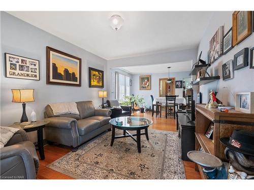 184 Wellington Street, Port Colborne, ON - Indoor Photo Showing Living Room