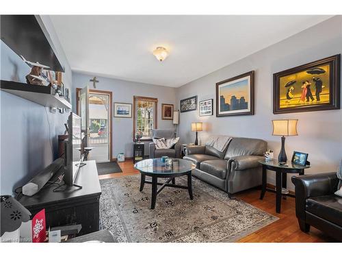 184 Wellington Street, Port Colborne, ON - Indoor Photo Showing Living Room