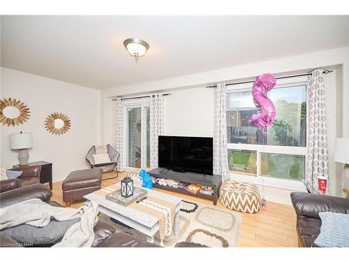 29 Natalie Court, Thorold, ON - Indoor Photo Showing Living Room