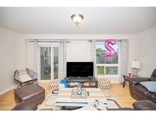 29 Natalie Court, Thorold, ON - Indoor Photo Showing Living Room