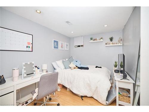 29 Natalie Court, Thorold, ON - Indoor Photo Showing Bedroom