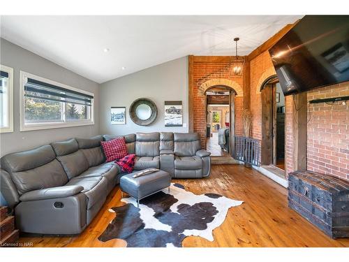 118 River Road, Fenwick, ON - Indoor Photo Showing Living Room