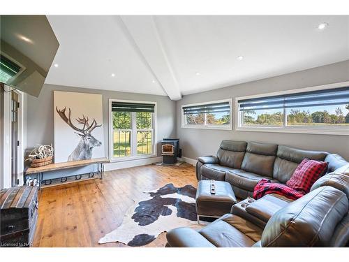 118 River Road, Fenwick, ON - Indoor Photo Showing Living Room