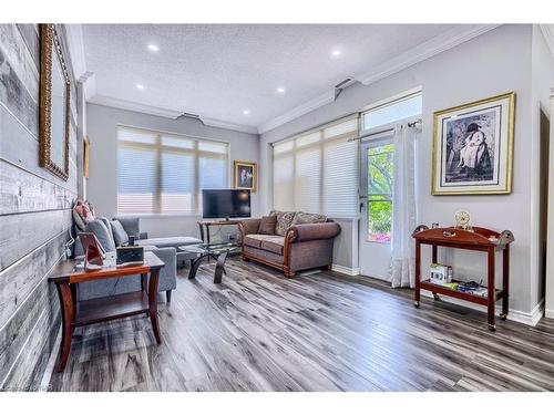 102-7 Dayspring Circle, Brampton, ON - Indoor Photo Showing Living Room