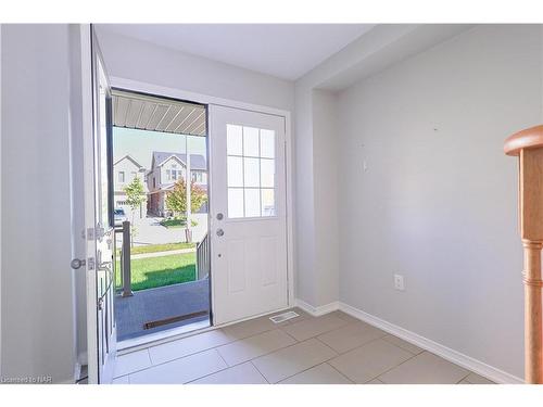 8176 Blue Ash Lane, Niagara Falls, ON - Indoor Photo Showing Other Room