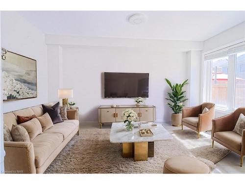 8176 Blue Ash Lane, Niagara Falls, ON - Indoor Photo Showing Living Room