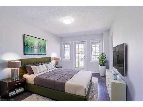 8176 Blue Ash Lane, Niagara Falls, ON - Indoor Photo Showing Bedroom