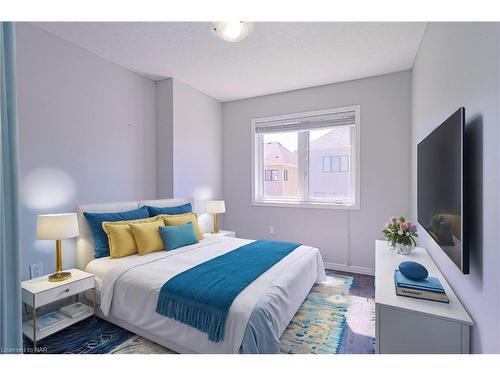 8176 Blue Ash Lane, Niagara Falls, ON - Indoor Photo Showing Bedroom