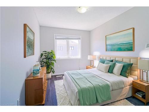 8176 Blue Ash Lane, Niagara Falls, ON - Indoor Photo Showing Bedroom