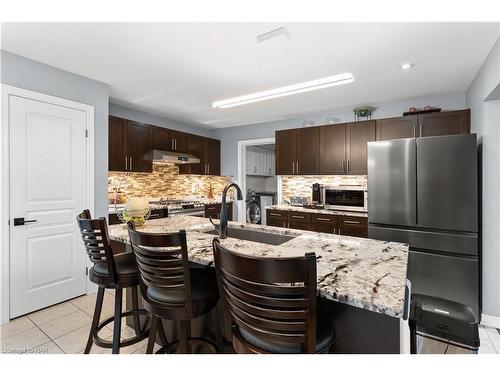 5743 Jake Crescent, Niagara Falls, ON - Indoor Photo Showing Kitchen