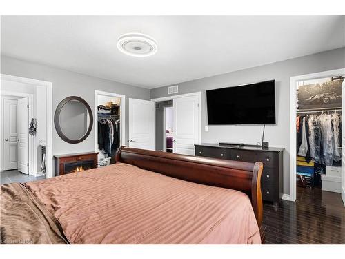 5743 Jake Crescent, Niagara Falls, ON - Indoor Photo Showing Bedroom