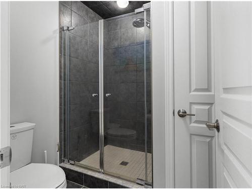 5743 Jake Crescent, Niagara Falls, ON - Indoor Photo Showing Bathroom