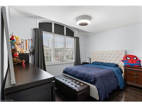 5743 Jake Crescent, Niagara Falls, ON - Indoor Photo Showing Bedroom