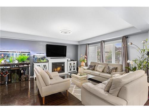 5743 Jake Crescent, Niagara Falls, ON - Indoor Photo Showing Living Room With Fireplace