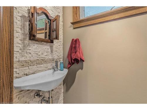 8 Wolseley Avenue, St. Catharines, ON - Indoor Photo Showing Bathroom