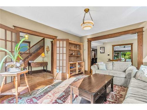 8 Wolseley Avenue, St. Catharines, ON - Indoor Photo Showing Living Room