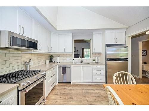 353 Daytona Drive, Fort Erie, ON - Indoor Photo Showing Kitchen With Upgraded Kitchen