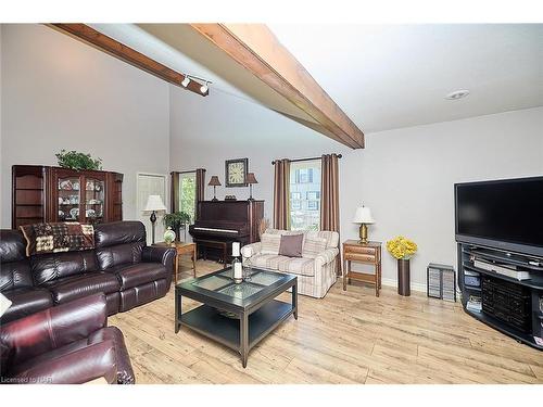 353 Daytona Drive, Fort Erie, ON - Indoor Photo Showing Living Room