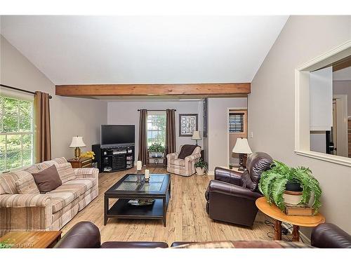 353 Daytona Drive, Fort Erie, ON - Indoor Photo Showing Living Room