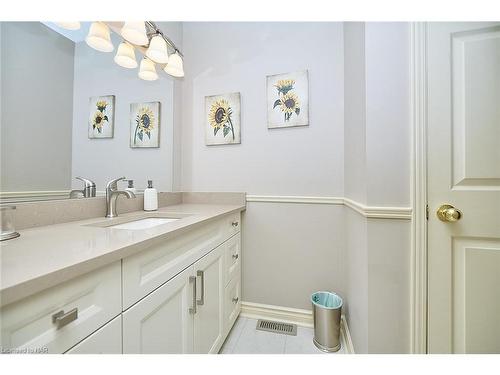 353 Daytona Drive, Fort Erie, ON - Indoor Photo Showing Bathroom