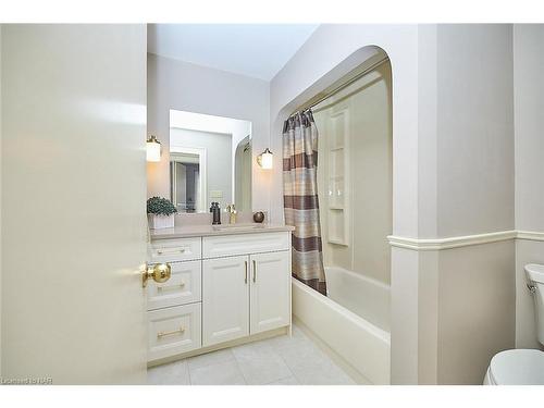 353 Daytona Drive, Fort Erie, ON - Indoor Photo Showing Bathroom