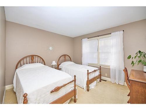 353 Daytona Drive, Fort Erie, ON - Indoor Photo Showing Bedroom