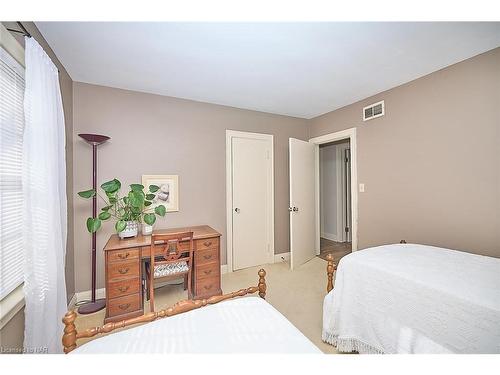 353 Daytona Drive, Fort Erie, ON - Indoor Photo Showing Bedroom