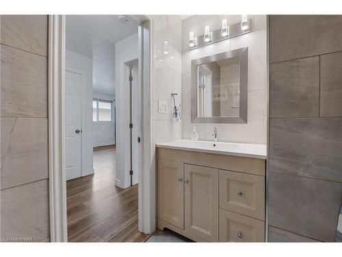 329 Gatfield Avenue, Welland, ON - Indoor Photo Showing Bathroom