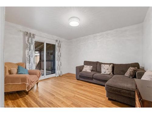 329 Gatfield Avenue, Welland, ON - Indoor Photo Showing Living Room